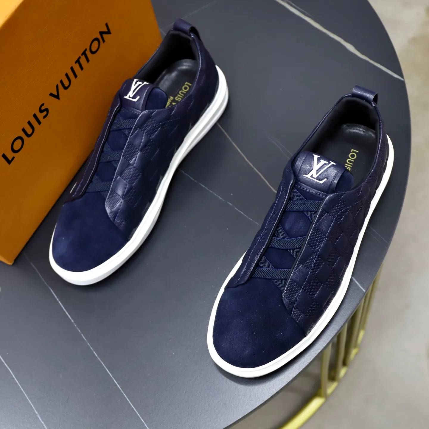 Ex-factory price: 442💰🙅‍♂️🙅‍♂️🙅‍♂️ Brand: LV Louis Vuitton Standard code: 38-44 (45 customized) Grade: Same as the official website Material: Original cowhide material stitching Comfortable and breathable sheepskin lining Lightweight and wear-resistant sports outsole Style category: Men's fashionable casual shoes Running sneakers Distinguished luxury brand elements Top luxury color: actual picture color